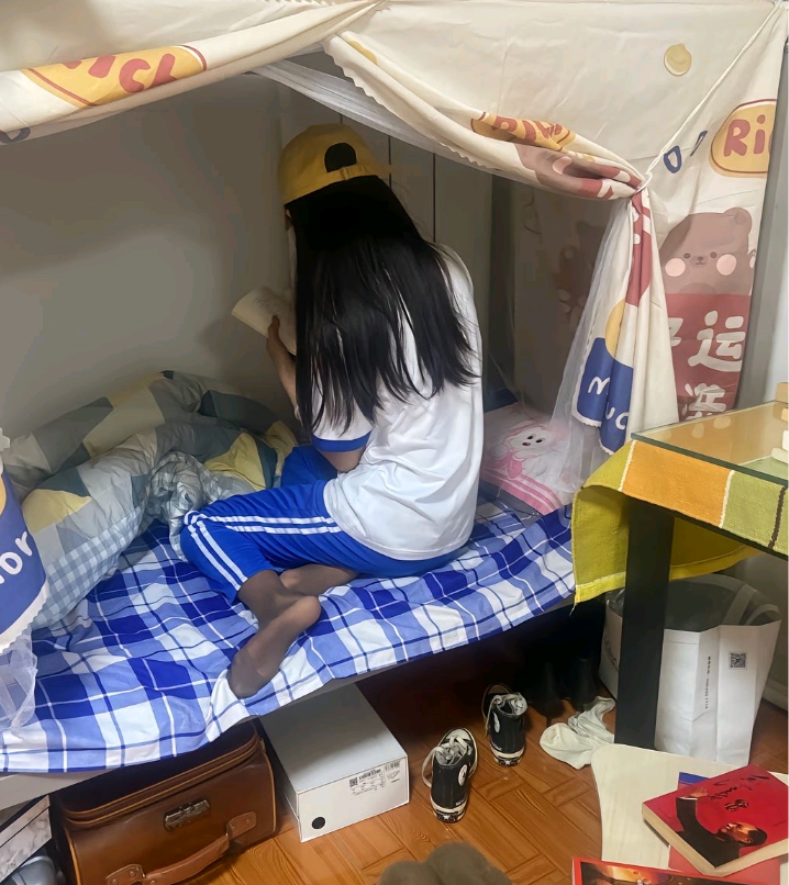 表妹还在读书就在裤子里穿丝袜了，这就是裤里丝？