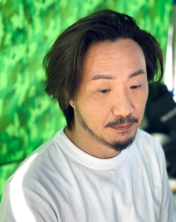 他曾经是香港很出名男歌手，唱功算是顶级水平，如果他坚持一直唱歌，估计现在地位可以