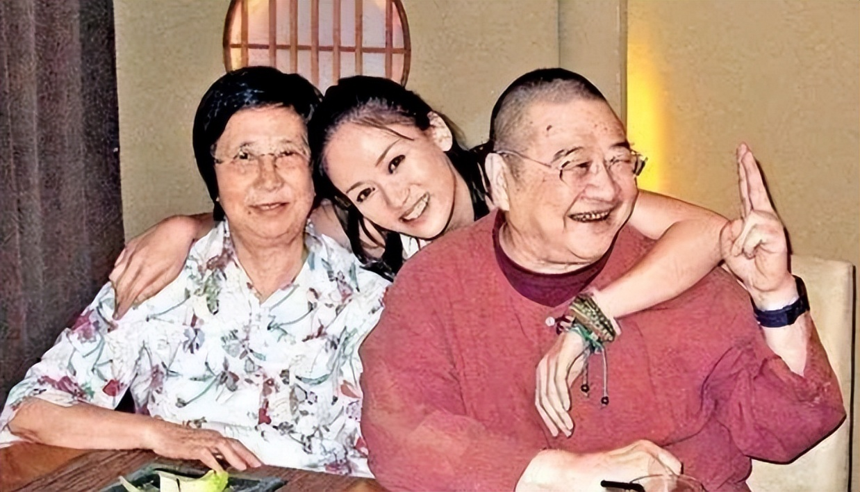 当年，45岁的倪匡养了好几个女郎，其中一个怀孕想上位，立刻找到倪匡的妻子李果珍摊