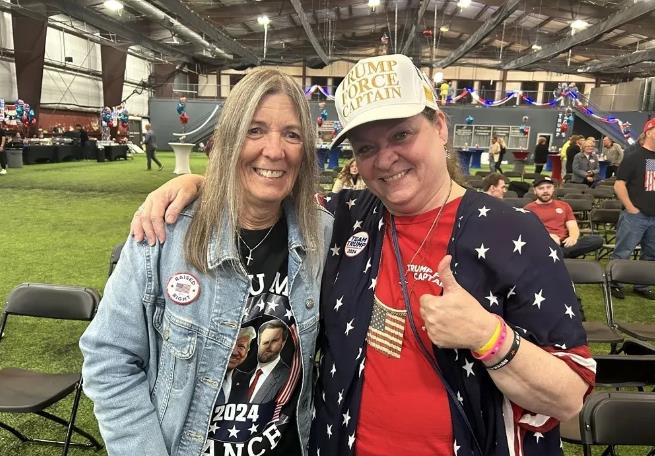 特朗普粉丝泪流满面，我们的国家有了第二次机会。所有人都欢呼起来，高呼“美国”，挥