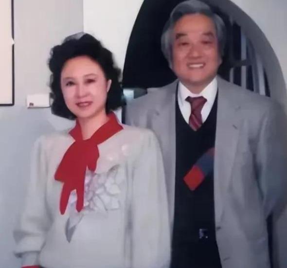 林婉珍忍辱负重16年，是为了三个孩子，而不能看成是心机。
 
一个女人，看着自己