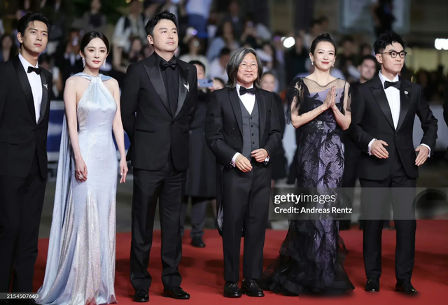 戛纳红毯-42岁章子怡杀疯了!清场、介绍、官方镜头全有,不愧巨星(章子怡戛纳募捐)-第3张图片-九妖电影 戛纳红毯-42岁章子怡杀疯了!清场、介绍、官方镜头全有,不愧巨星(章子怡戛纳募捐)-第3张图片-九妖电影
