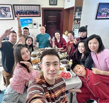 辽宁男篮球员赵继伟分享全家福庆祝新春佳节，他配文写到：“蛇年大吉，万事如意，心想