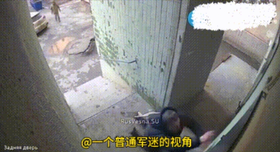 敖德萨地区，一名乌克兰男子被征兵人员追的连滚带爬跑回了家，他疯狂的砸门呼喊，因为