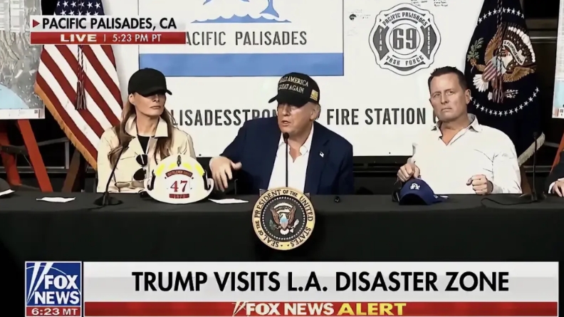 特朗普和市长争执
目前特朗普已经抵达洛杉矶，就当下的大火事件经讲话并和洛杉矶市长