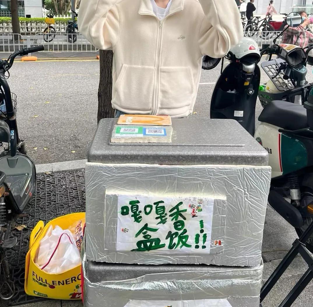 现在太卷了！我们公司明明有职工食堂，每月发1200的餐补，提供自助午餐38一顿，