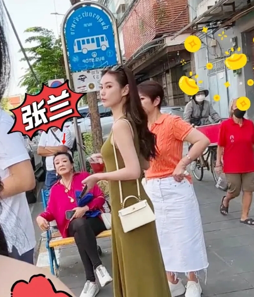 张兰直播越来越无底线了，对着亲家的镜头也是一直拍不停！之前兰姐说她直播间将邀请一