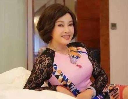 2003年8月，刘晓庆从秦城监狱出来时，身无分文，几十个房子都被没收了，只留下一