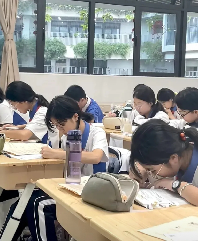 姐姐是一个工作了近20年的教师，她说觉得现在的教育真的是越来越那个了。

1、从