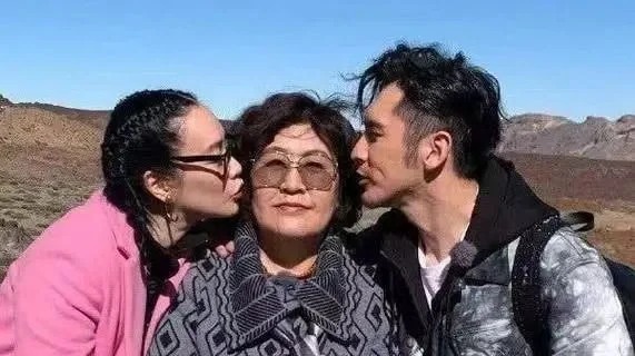 老公独生子❗54岁钟丽缇生不了娃咋办？？
钟丽缇今年就54岁了，其实她也挺圆满的