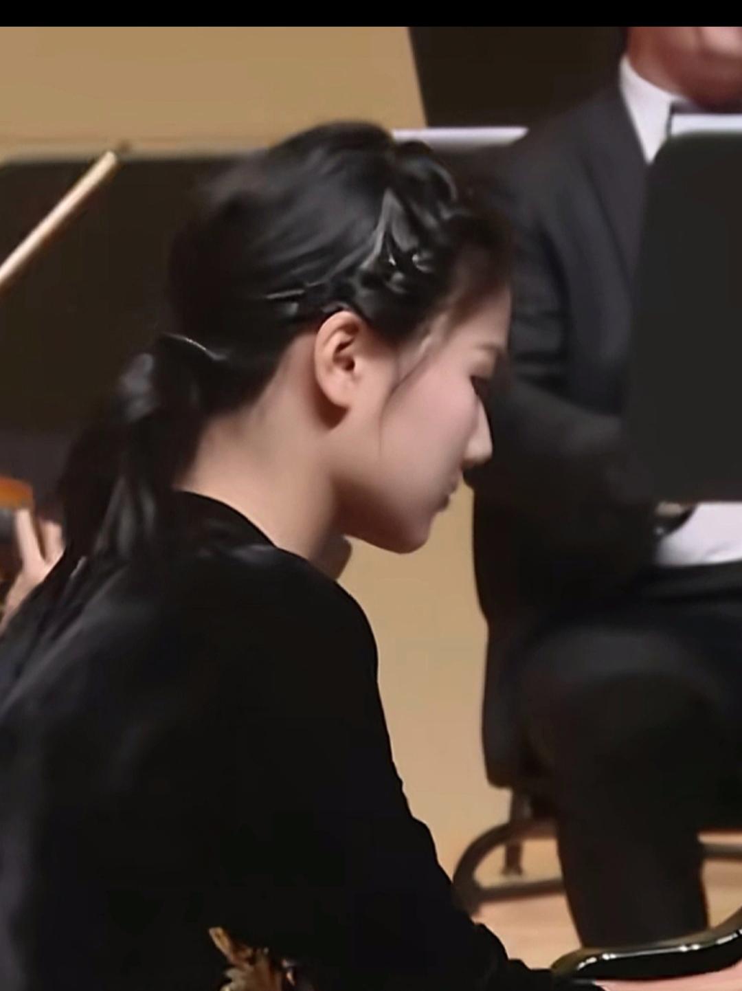 这是毛甜懿用钢琴演奏《浏阳河》的照片。
她是毛新宇的女儿。钢琴弹的特别好。长得温