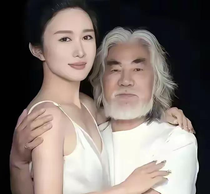 看到张纪中和杜星霖紧紧相拥的画面，张纪中头发已白，和年轻的杜星霖站在一起，很是震