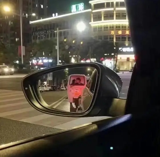 开车就得多看后视镜啊！