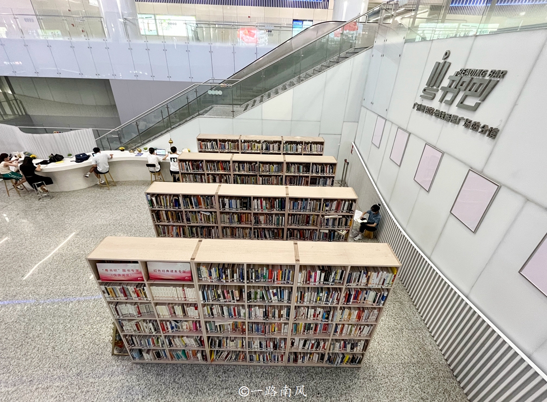 广州唯一开在地铁站里的图书馆，面积虽小，但颜值极高，堪称知识的加油站