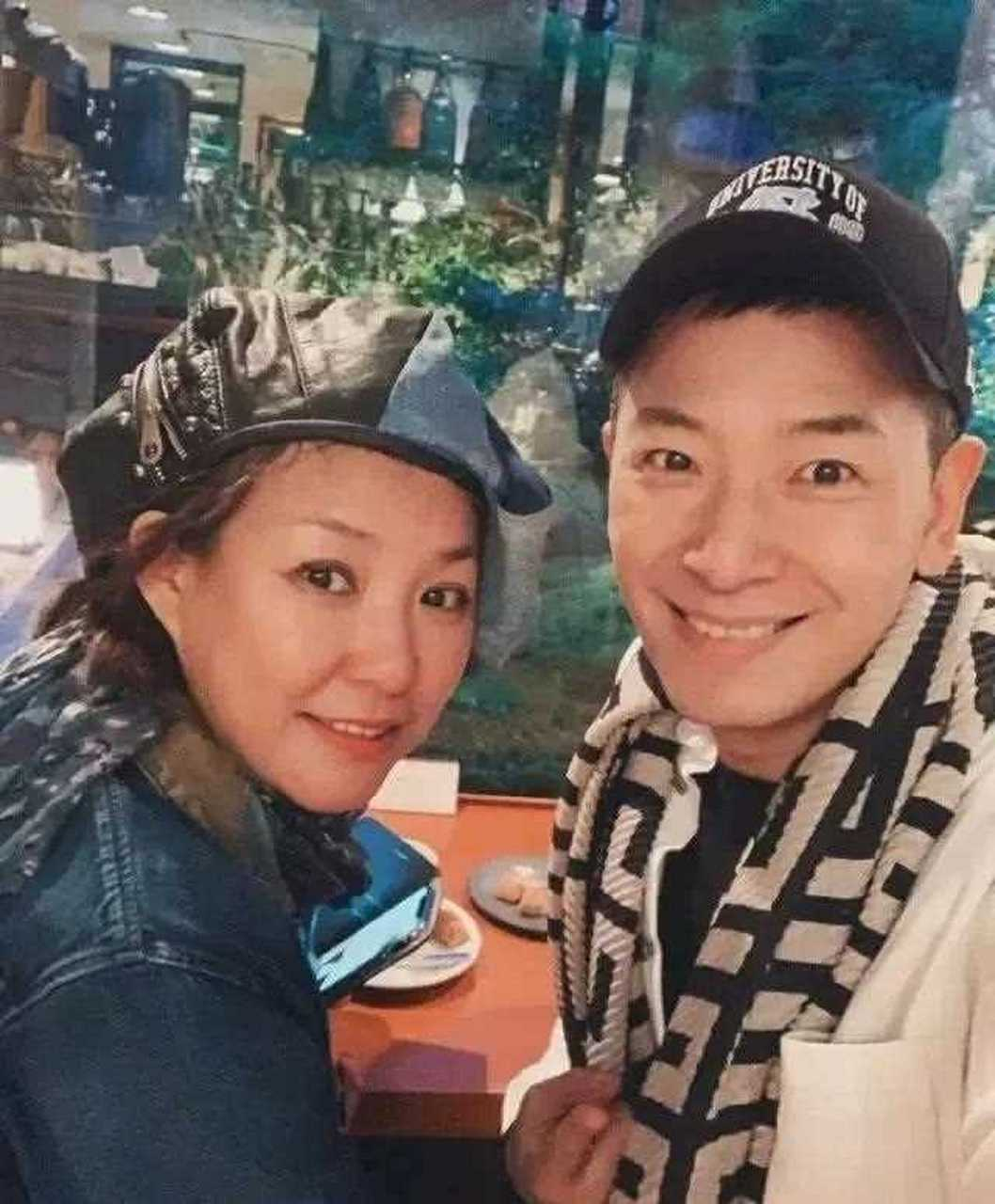 一次用餐，50岁的戴军被亲戚们轮番教导：“不结婚，没有大胖小子的人生是不完美的”