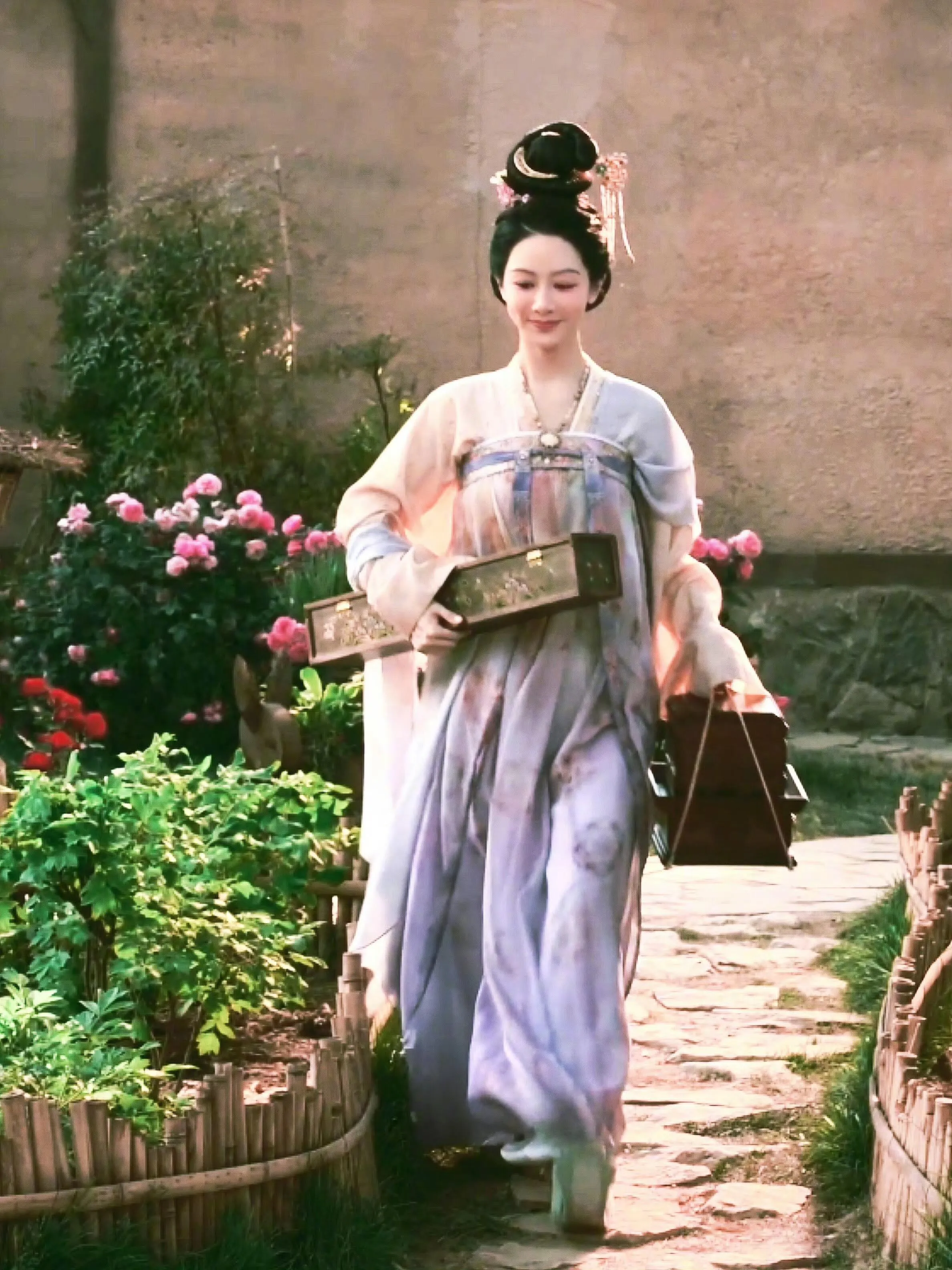 在《国色芳华》中，何惟芳面对刘家的阴谋与家暴，勇敢站出，凭借智慧与坚韧，逐步揭露