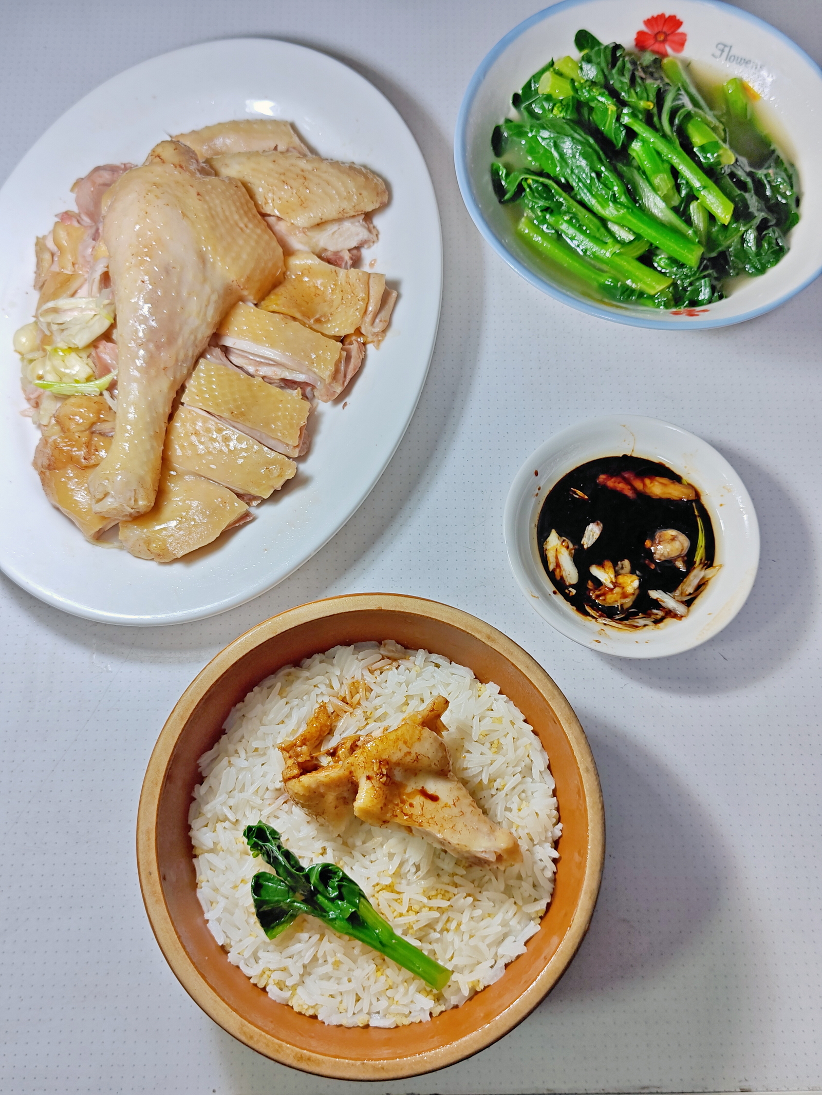 晚餐，白切鸡，鸡汤鸡油煮菜心远。这几只鸡年初六买的，在我家天台，只喂养了大约四十