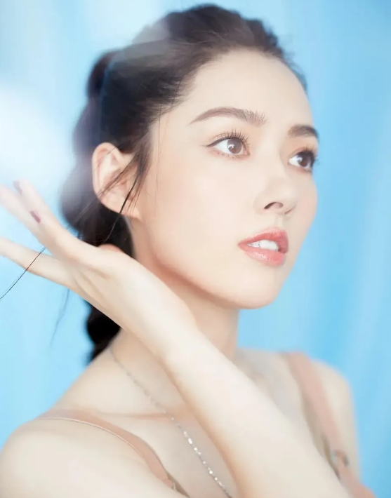 近日，网上流传着郭碧婷准备生三胎是因无奈遵从婆家意愿，且婆家盼男心切，若此次不是
