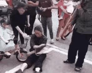 是小孩摊上事，还是老大妈摊上事？
 
一位看起来身强体壮的女子，她的手紧紧抓住一