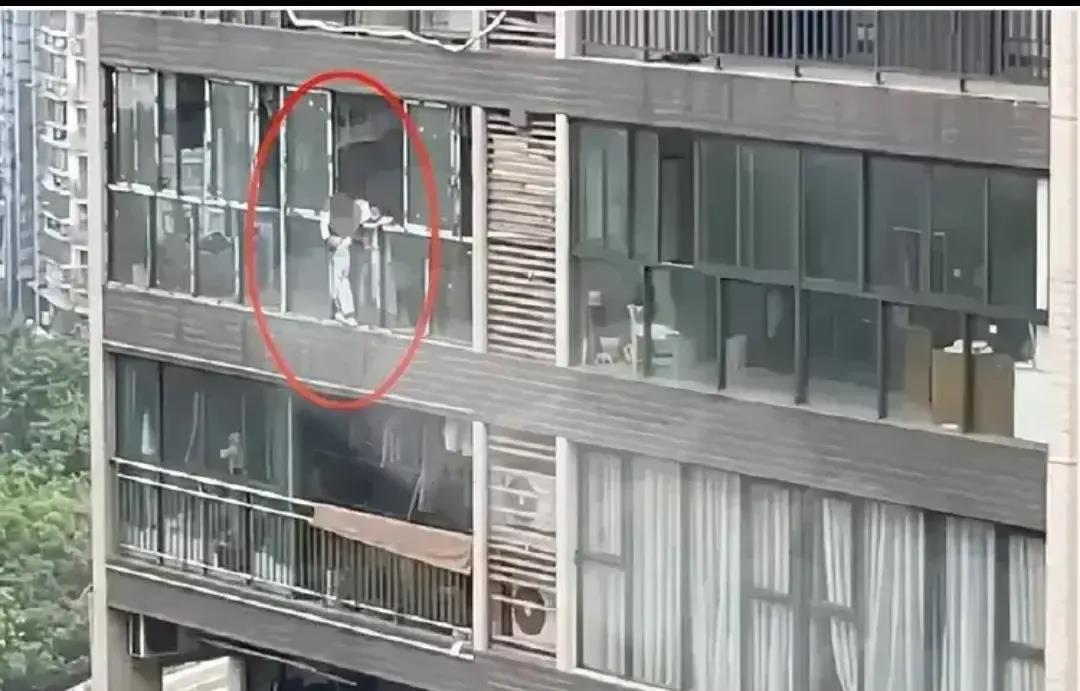 4月1日，重庆一母亲从22楼将自己的孩子扔了下去（已死亡），待她要扔第二个孩子时