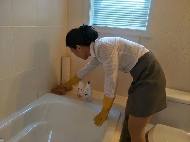 山东一女子打扫酒店客房时，发现垃圾桶边有3株草，觉得是客人不要的，就捡回家种养，