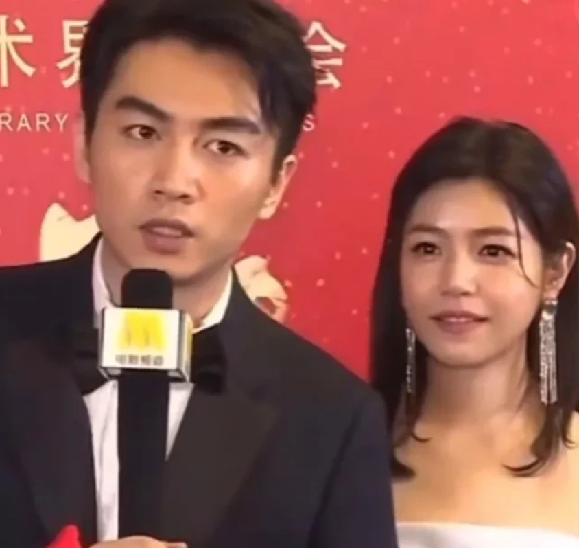 陈晓就是那种看起来淡淡的，什么都无所谓，老婆吵架摔了碗他也默默拿起自己的东西若无
