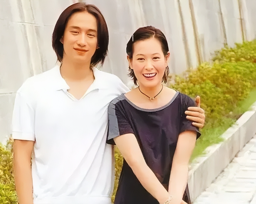 2004年，黄磊结婚前给刘若英打电话，说自己愿意为她悔婚。刘若英沉吟片刻，却说祝