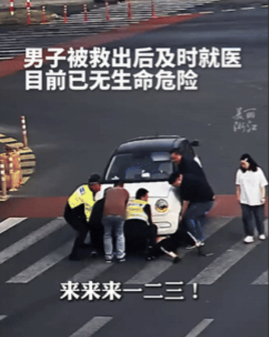 60秒！一条人命！男子过马路时一辆车正在右转，处在视野盲区的他被瞬间卷入车底！女