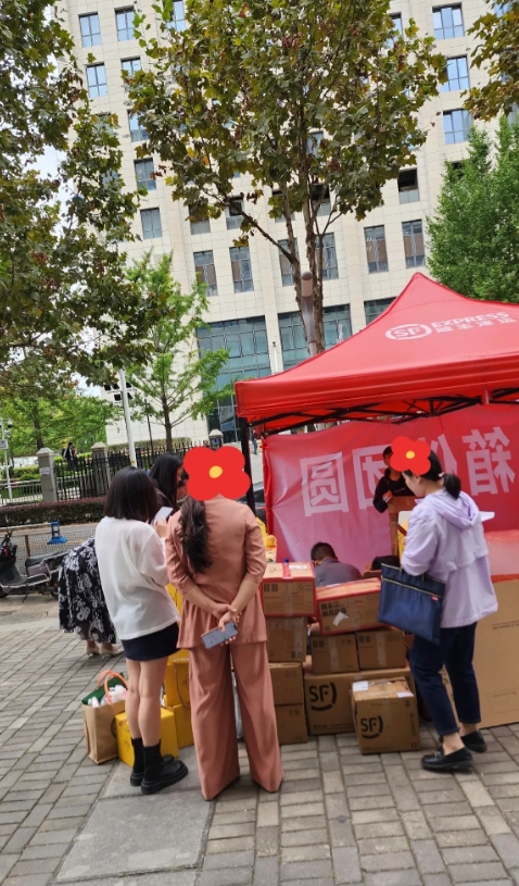 距离中秋只剩4天了。
还是有那么多邮寄月饼的，订单量暴增，不知道有些人的月饼是不