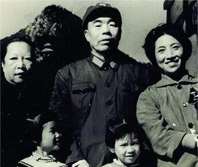 1948年10月16日夜，60军军长曾泽生正在向军部和直属部队营以上军官动员起义