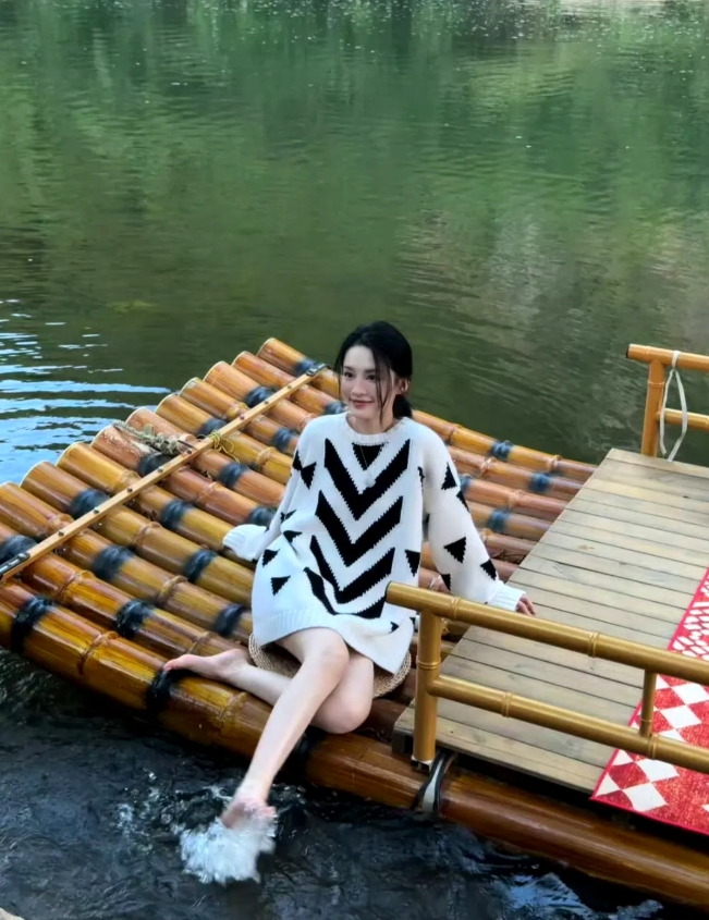 李沁的脚才是娱乐圈最漂亮的，难怪她光着脚丫子吸水，穿着宽松毛衣玩下衣失踪，关键还