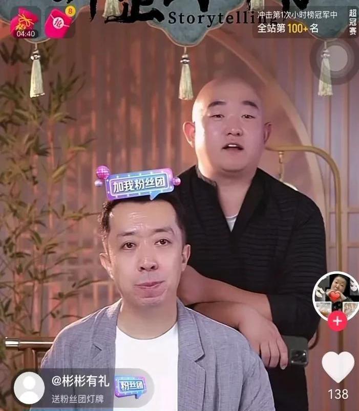 李菁昨晚直播打快板时爆出的料！
相声是郭德纲教的，后来在德纲的帮助下拜的胜杰为师