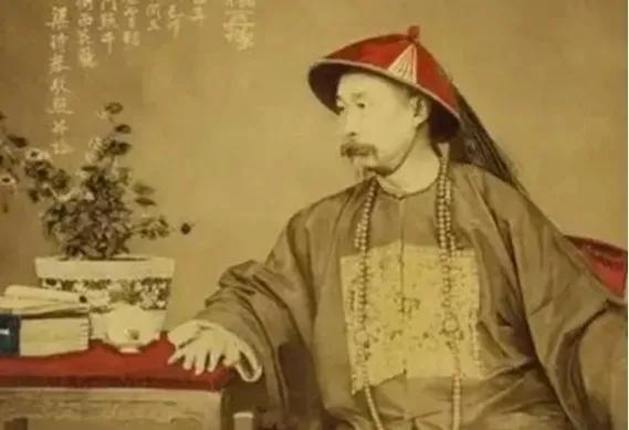 一把扇子引发的命运逆转：黄兰阶的仕途转机