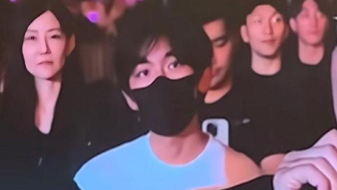 50岁林志颖现身周杰伦演唱会，带娃追星反被粉丝求合照 ，眉眼很像