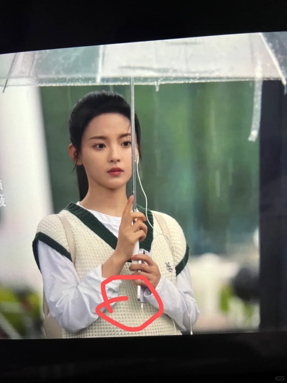 苹果手机有耳机孔？？？
看如果奔跑是我的人生里面陈若华每次戴个耳机  明明用的是