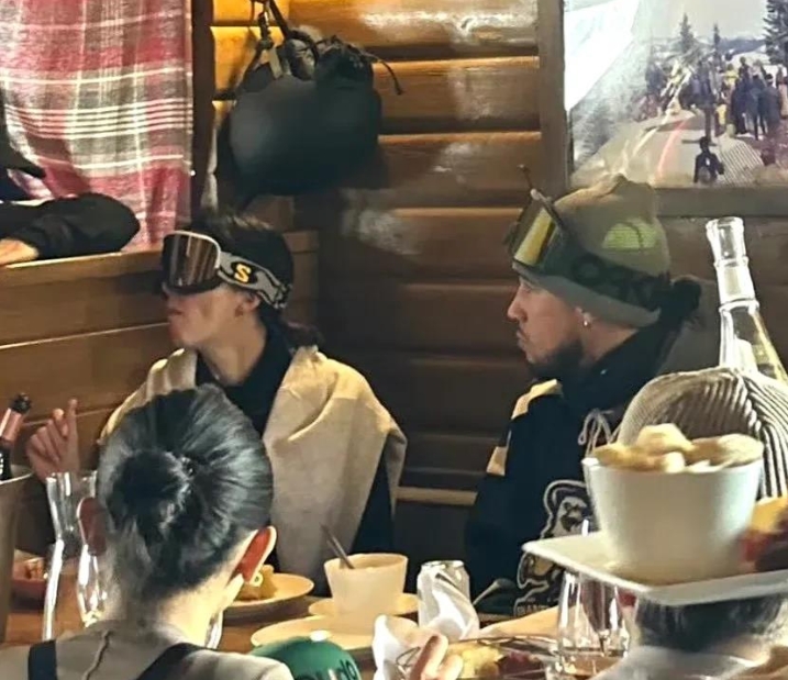 有意思！感觉布克就是被詹娜拿捏得明明白白，压根就逃不出她的手掌心！

布克和詹娜