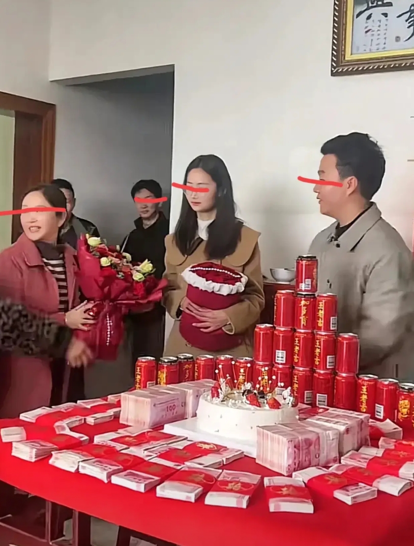 和谐的一幕，订婚仪式的蛋糕很惹眼，分明就是江西的排场，不要太多人出席，男方把心意