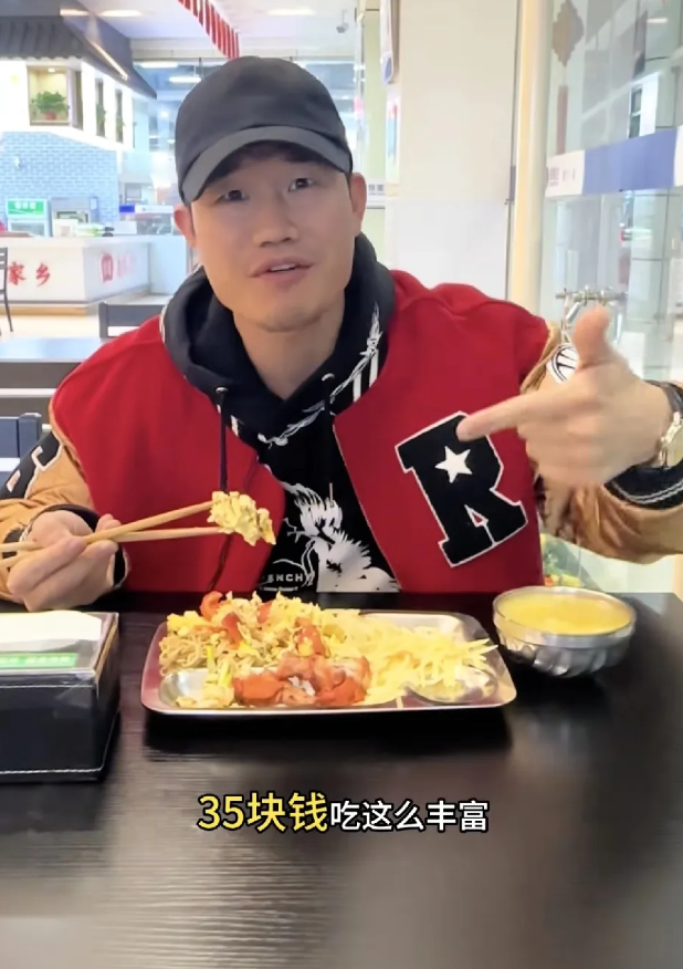 著名演员谢孟伟在高速路上吃自助餐菜打的太多吃不完浪费，被高速路上的服务员大妈责备