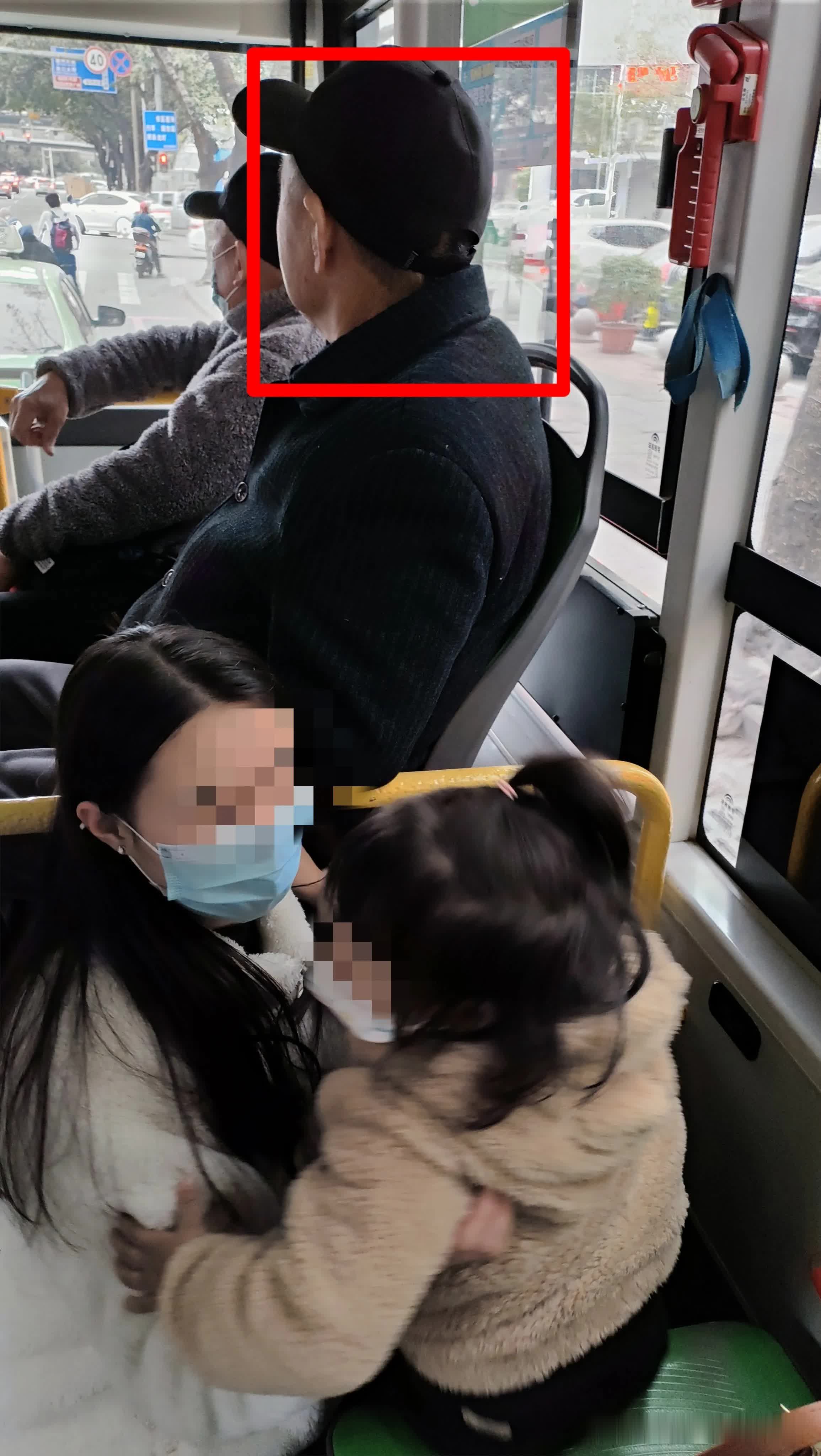 这个老人真是太不友善了……今天在车上看到一幕让人气愤的情景。我前面的座位上坐着一