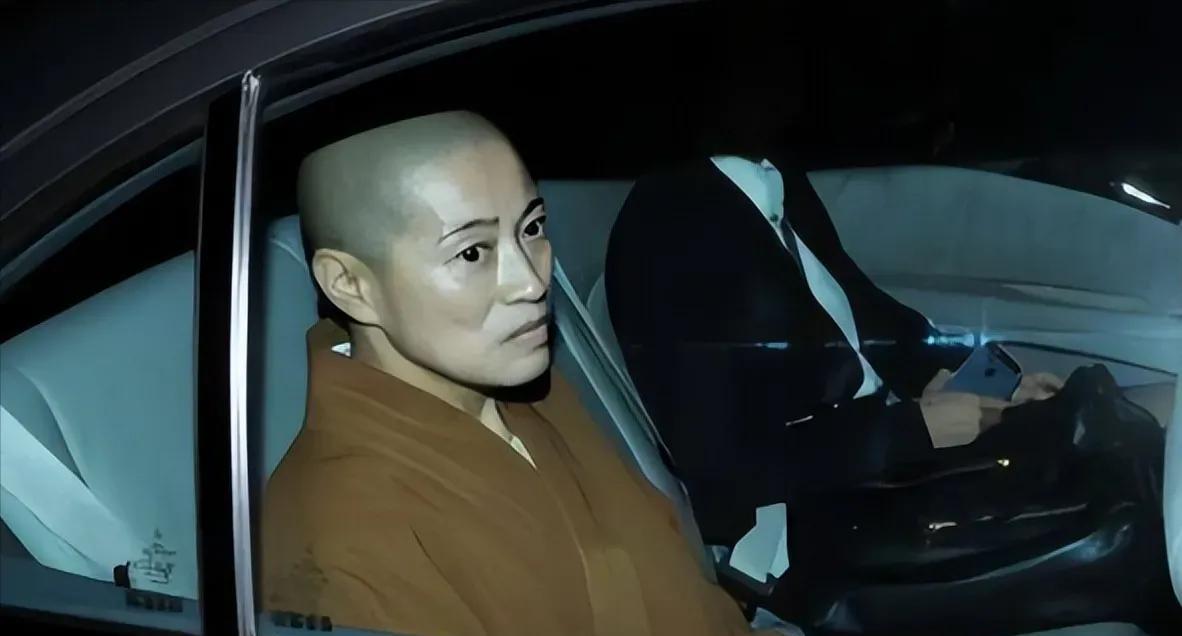 她白天诵经供佛，是一个无比虔诚的尼姑，晚上就戴着假发、穿着黑丝，开着几百万的豪车