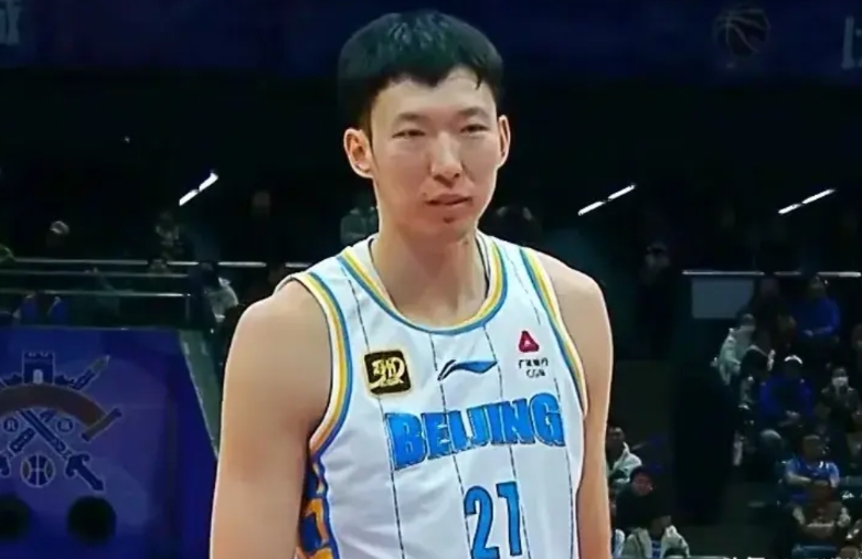 北京男篮的团队精神在哪？
北京男篮与青岛男篮的比赛打到第3节，北京队的内线支柱周