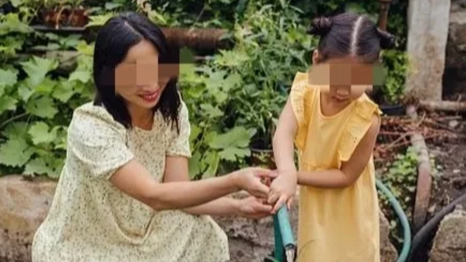 河南南阳，女子跟丈夫结婚7年，有一个6岁的女儿，婚后丈夫一直在外读博，女子独自照