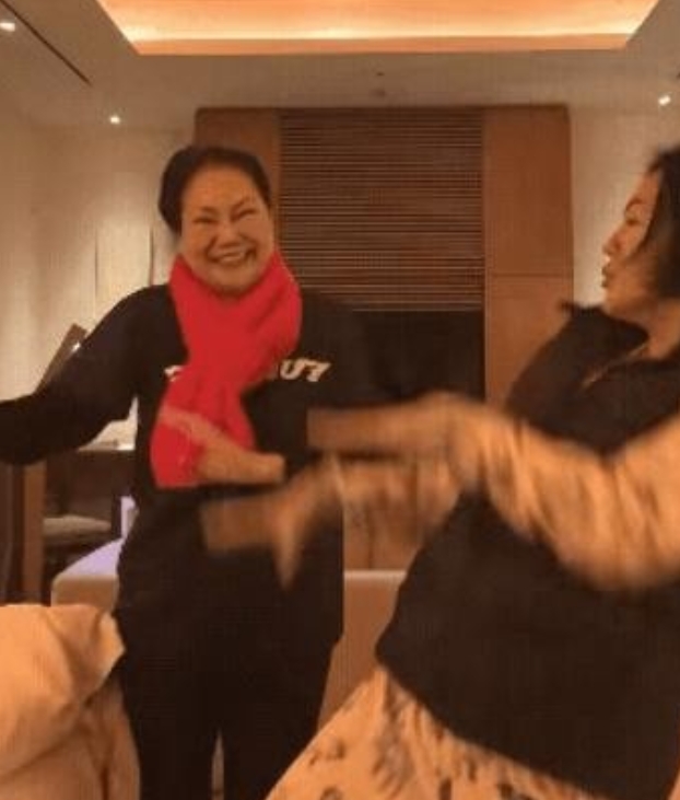 这一次，S一家装都懒得装了。
女儿尸骨未寒，葬礼到现在都还没办，S妈就带着小S两