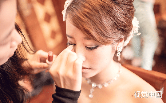 婚礼前一天，我在酒店看见丈夫和他的白月光深情拥吻：“有些事现在不做，以后就没机会了……”