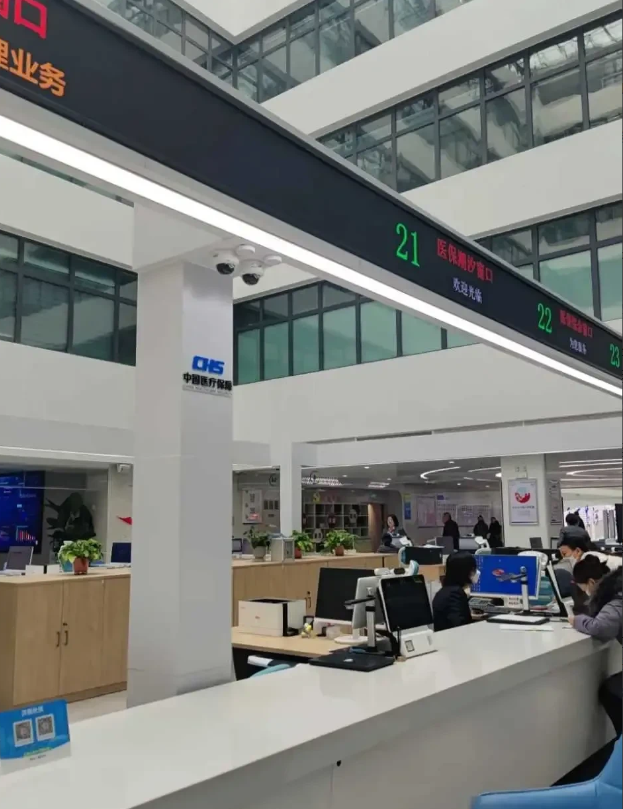 社保局透露了一件惊人的事实：首次领取15年社保的退休人士，每月仅能拿到约1000