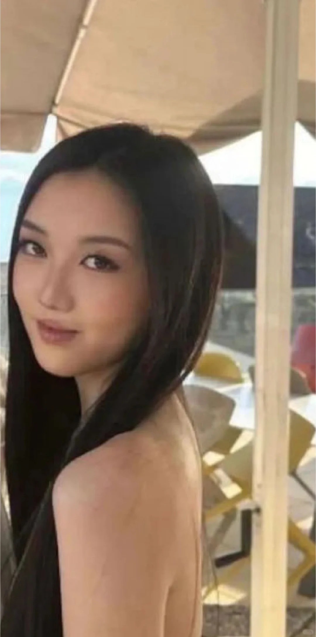 李嫣18岁状态❗留学国外超像李亚鹏...
李嫣真是漂亮到我要认不出了，不仅嘴巴恢