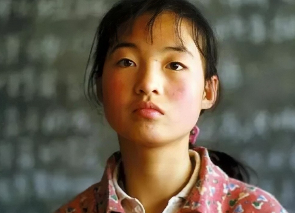 1999年，张艺谋拍电影时选中了农村女孩魏敏芝，她纯真朴实，大胆自然，身上有未经