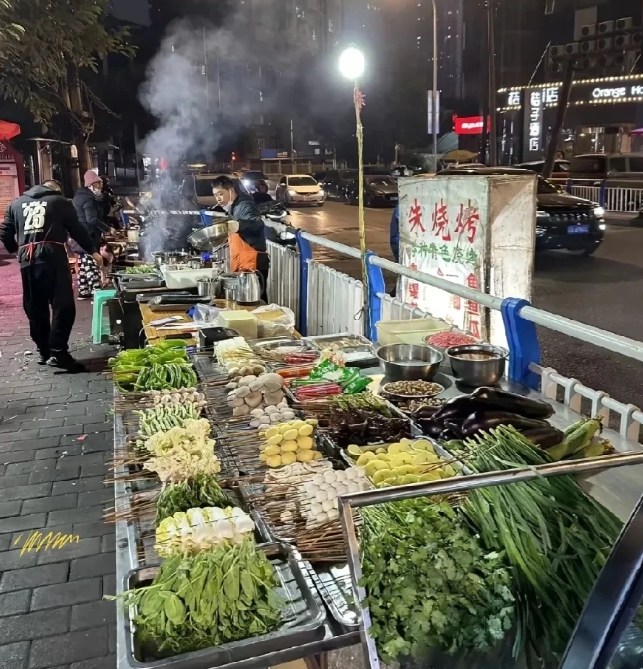 和朋友在路边摊吃烧烤，我们发现，路边摊价格，比我们在店里面吃的还要贵。
因为我们