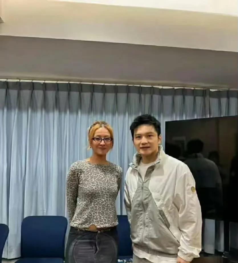 徐濠萦的时尚高度我真的到达不了，她穿的裙子又刷新了我的世界观，第一眼看我以为她穿