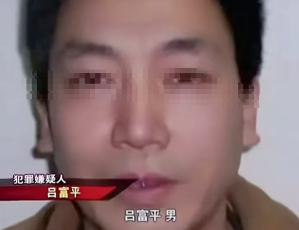 陕西蓝田，男子吕富平偶然发现自家祖上竟是大户人家，他心想祖坟里陪葬品定是不少。于